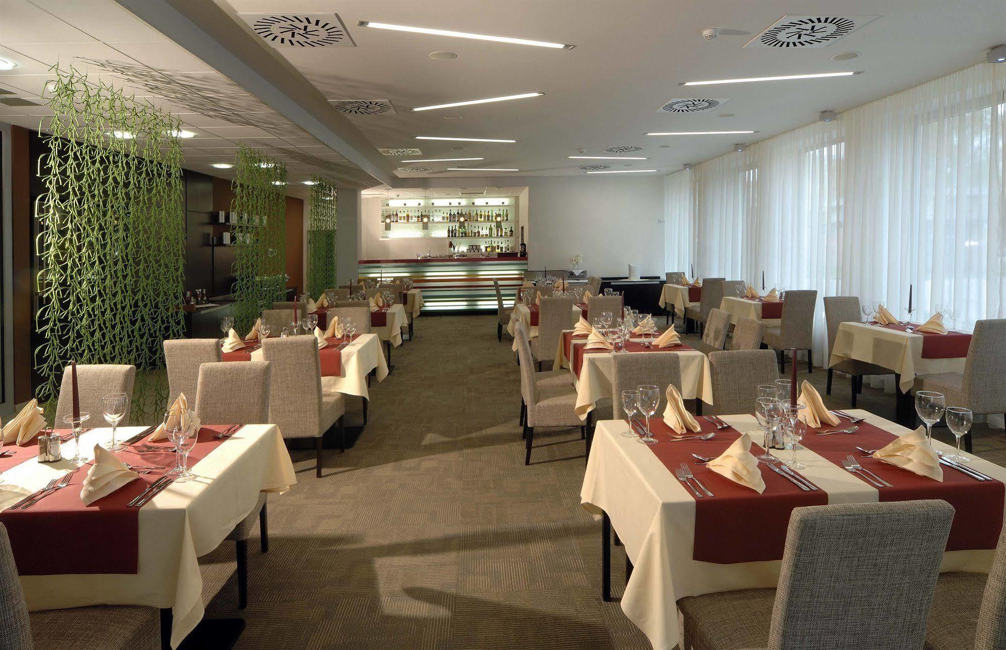 Hotel Euro ปาร์ดูบิตเซ ภายนอก รูปภาพ
